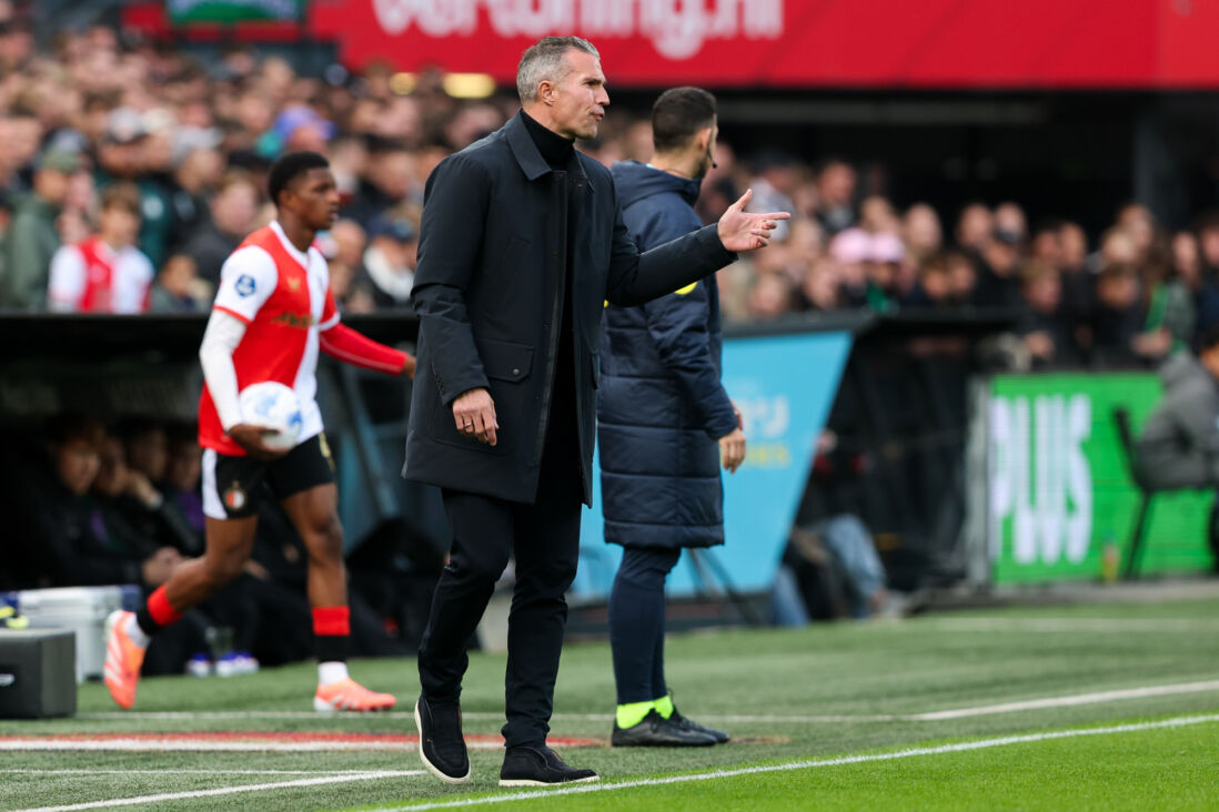 Robin van Persie langs de lijn