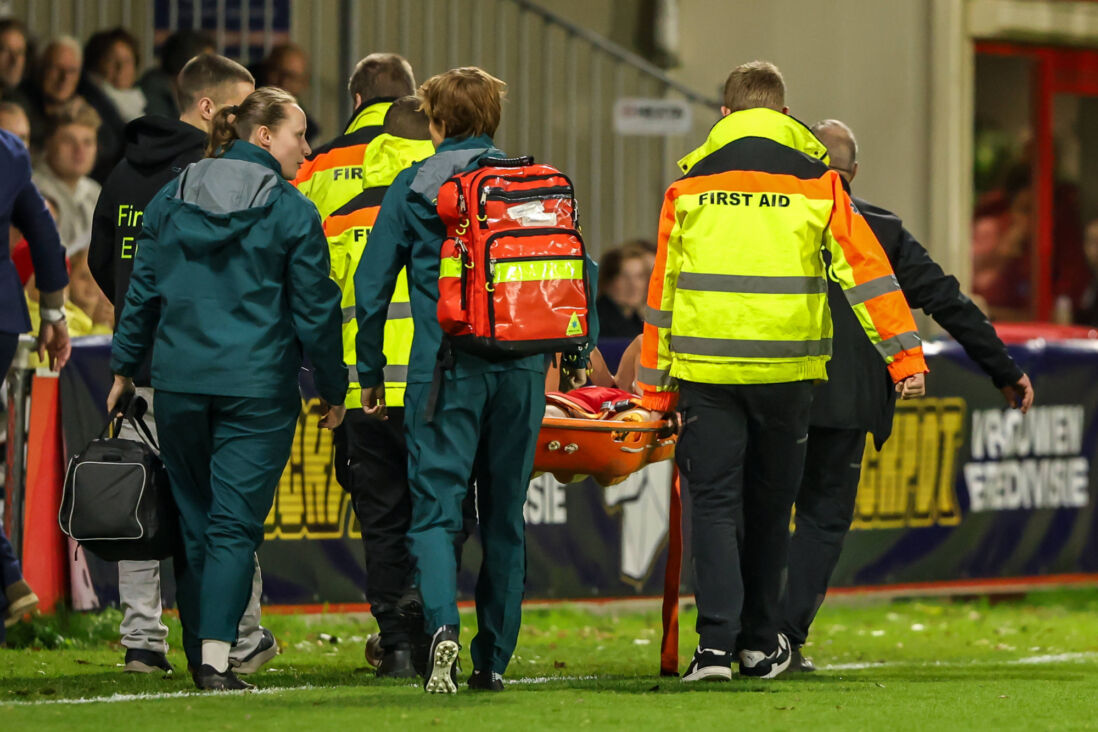 Lotje de Keijzer (FC Utrecht) moet per brancard het veld verlaten