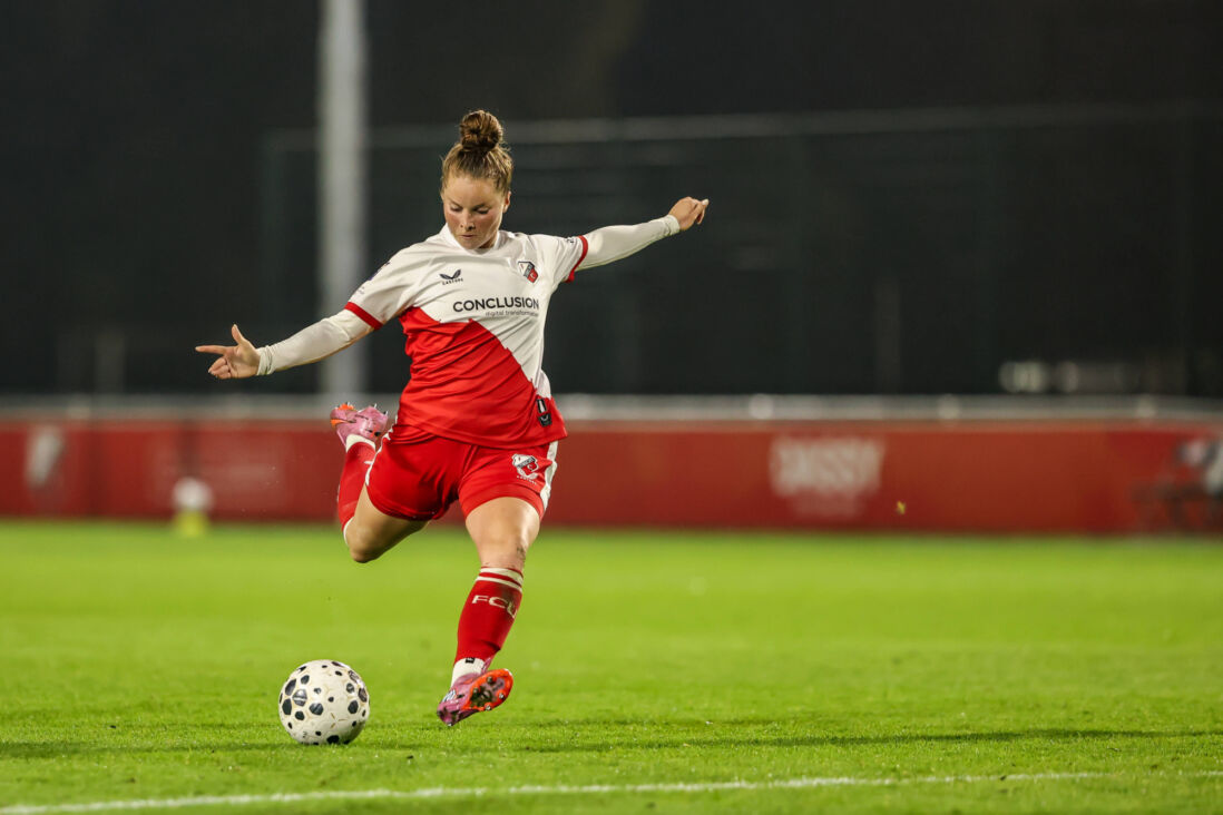 Nikita Tromp (FC Utrecht) schiet