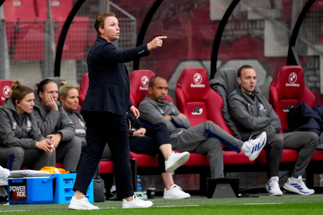 Jessica Torny langs de lijn bij AZ - Feyenoord