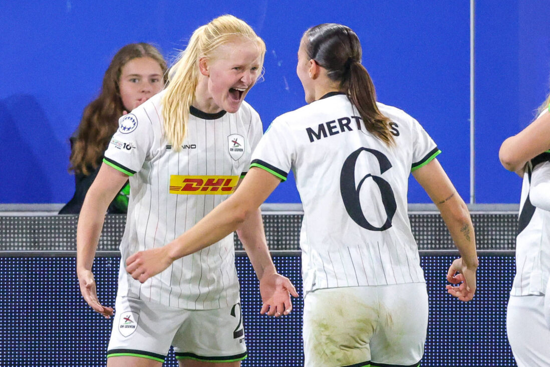 Linde Veefkind (links) juicht na haar goal tegen FC Twente