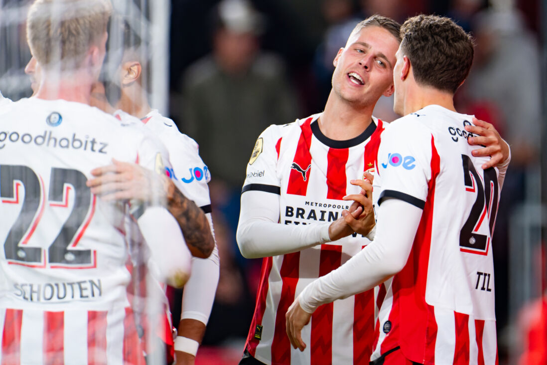 Guus Til juicht na zijn doelpunt op aangeven van Sergiño Dest