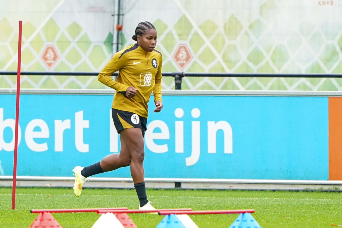 Lineth Beerensteyn op de training van de OranjeLeeuwinnen