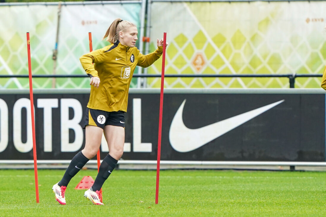 Lieske Carleer op het trainingsveld bij de OranjeLeeuwinnen