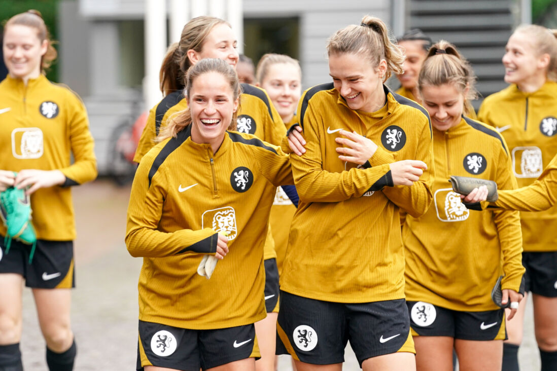 Marisa Olislagers en Vivianne Miedema op weg naar de training