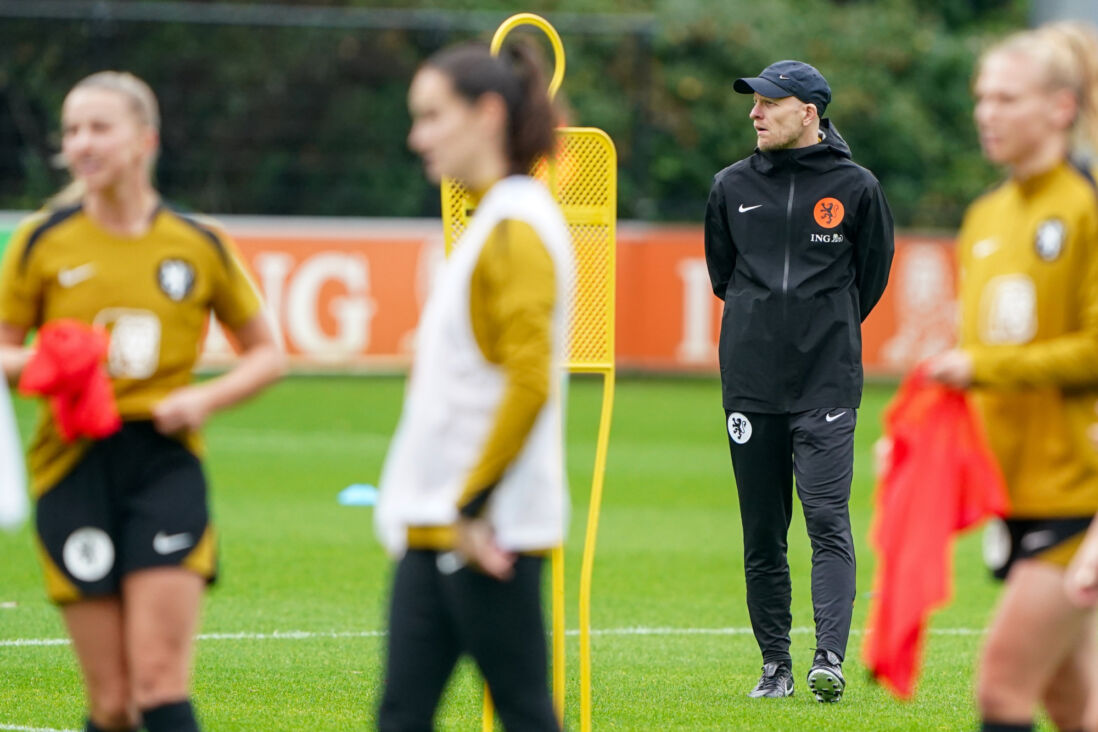 Arjan Veurink op het trainingsveld van de OranjeLeeuwinnen