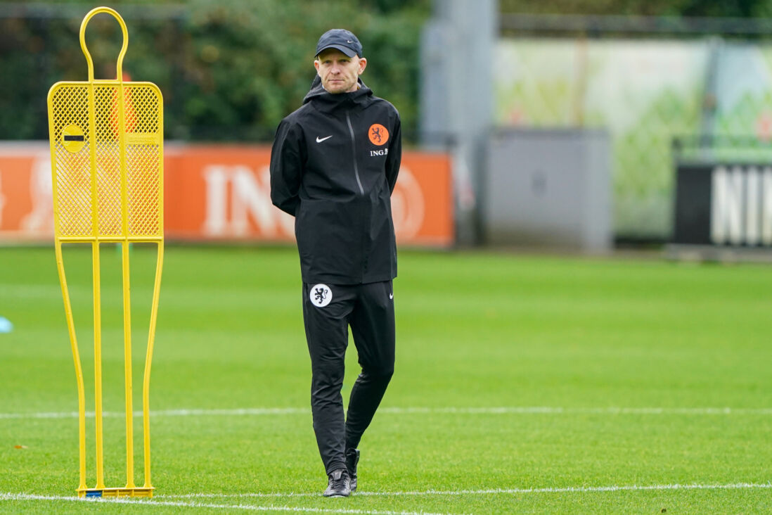 Arjan Veurink op het trainingsveld van de OranjeLeeuwinnen