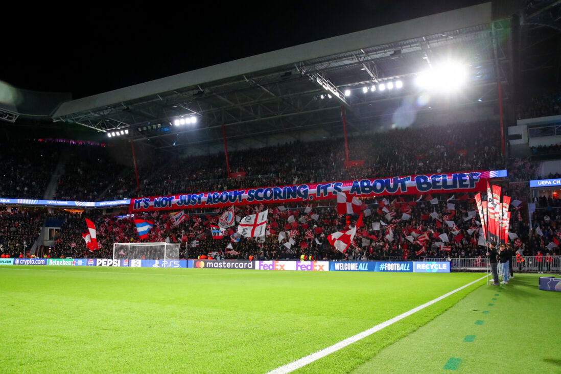 Sfeeractie van de PSV-supporters voor het duel tegen Napoli
