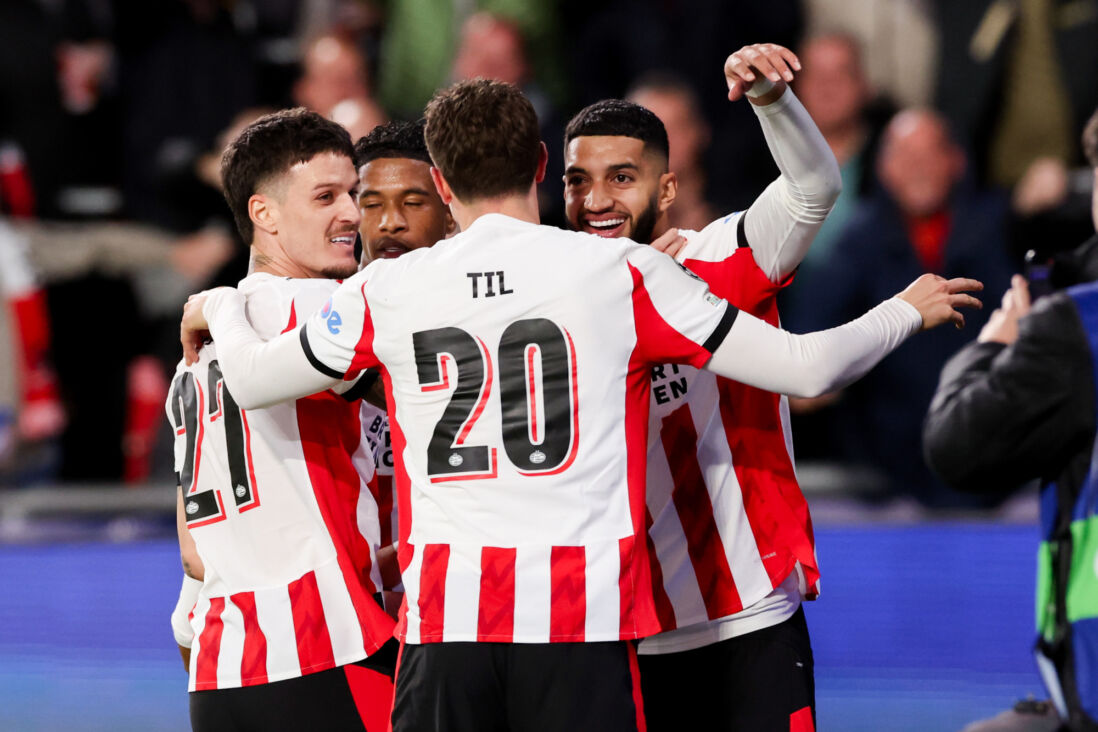Guus Til juicht voor PSV