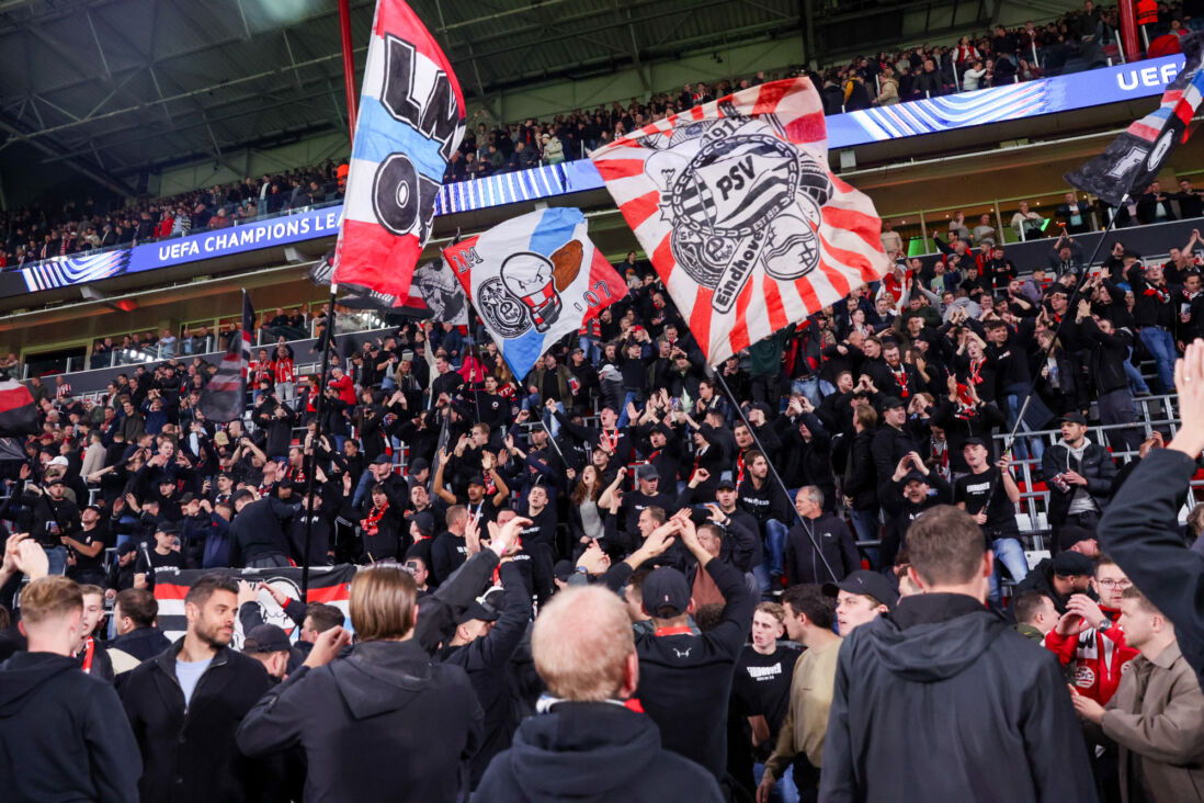 De PSV-supporters vieren de zege op Napoli