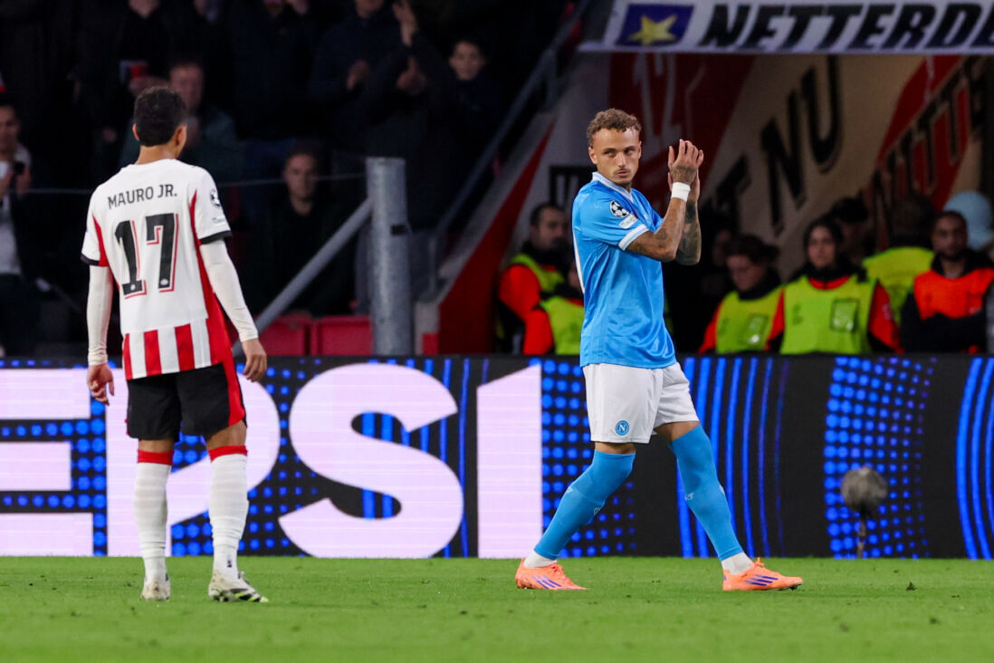 Noa Lang bedankt de PSV-supporters na zijn invalbeurt