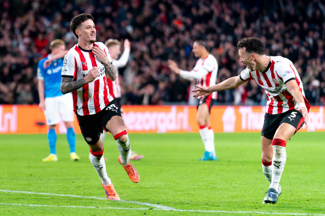 Dennis Man en Ivan Perisic juichen samen