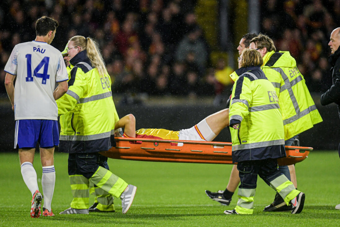 Gerrit Nauber gaat per brancard van het veld