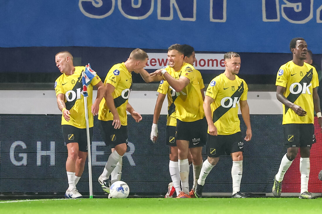 Sydney van Hooijdonk juicht met zijn ploeggenoten na een goal tegen SC Heerenveen