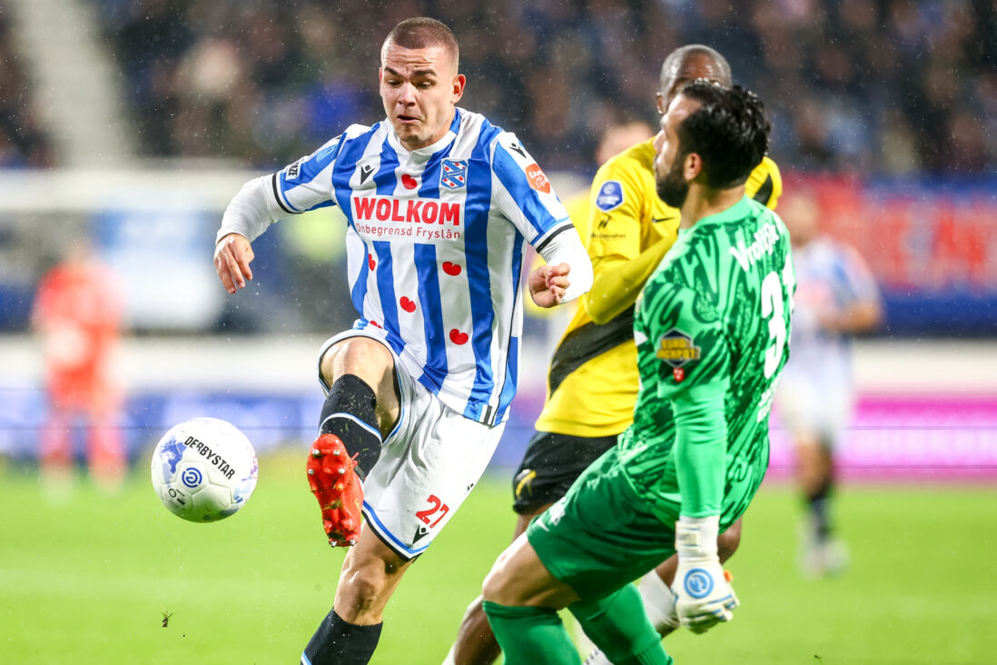 Vaclav Sejk in gevecht om de bal met Kostas Lamprou