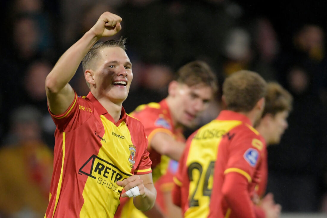 Mathis Suray juicht na een goal tegen Excelsior