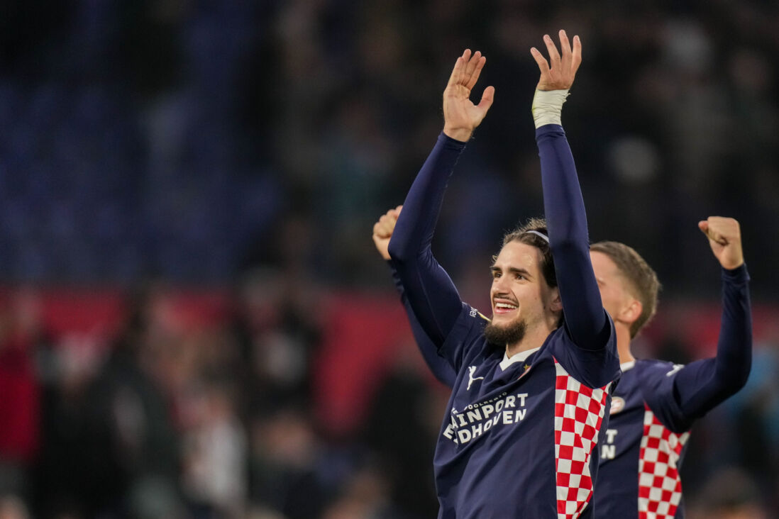 Yarek Gasiorowski viert de zege op Feyenoord met de PSV-supporters