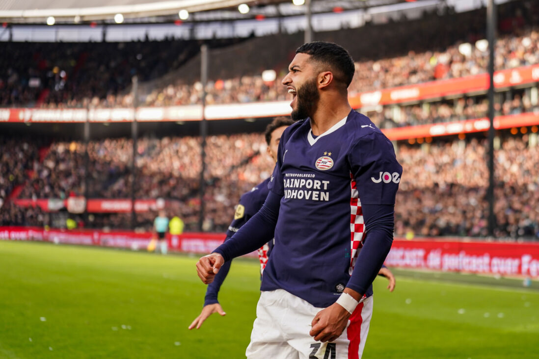 Ismael Saibari viert zijn tweede treffer tegen Feyenoord