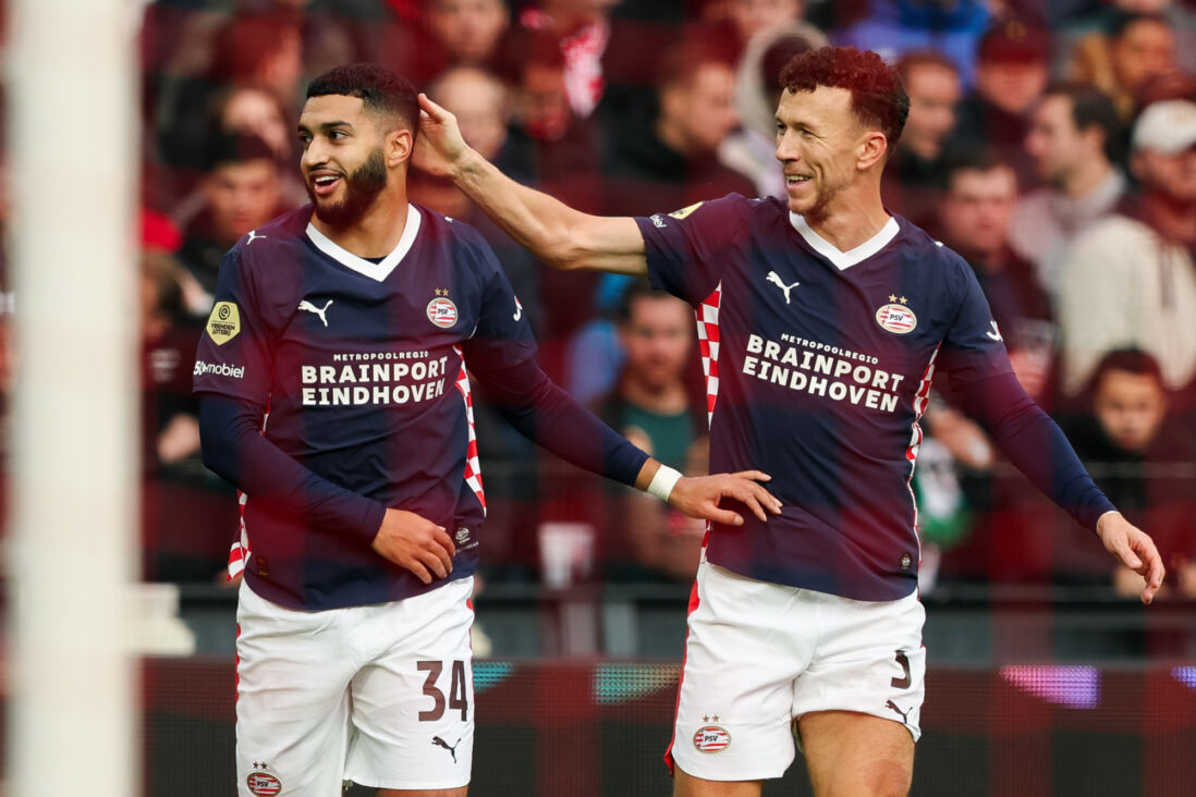 Ismael Saibari en Ivan Perisic vieren een treffer tegen Feyenoord