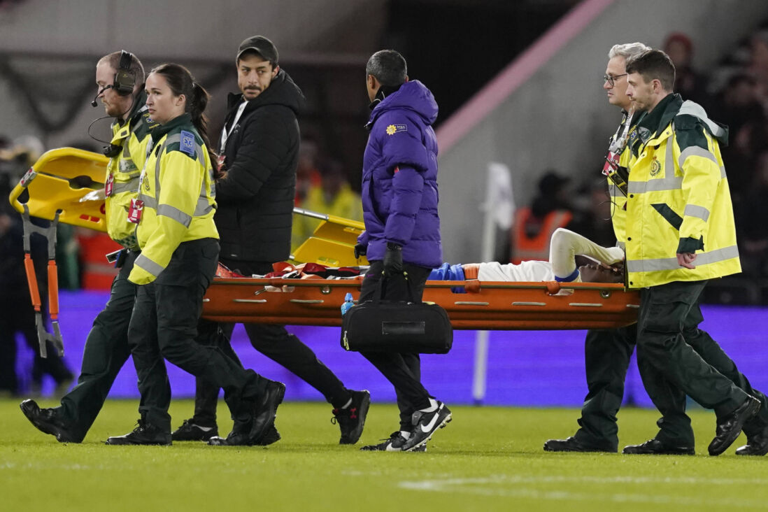 Michelle Agyemang moet per brancard van het veld