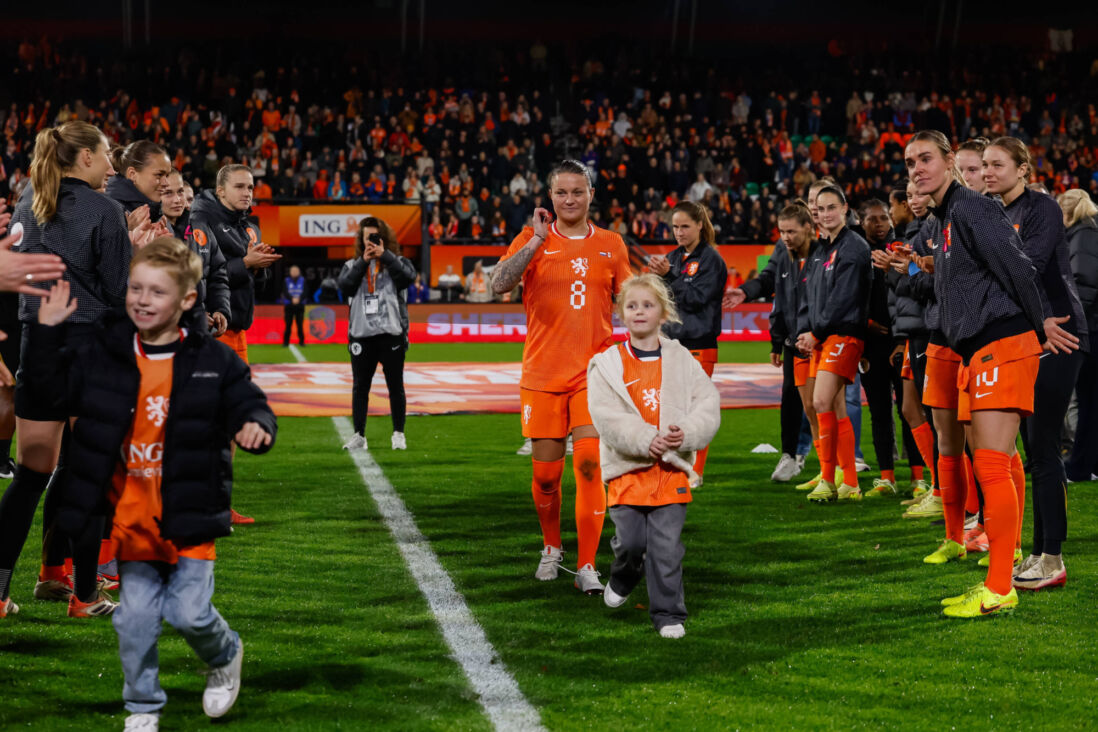 De OranjeLeeuwinnen nemen afscheid van recordinternational Sherida Spitse