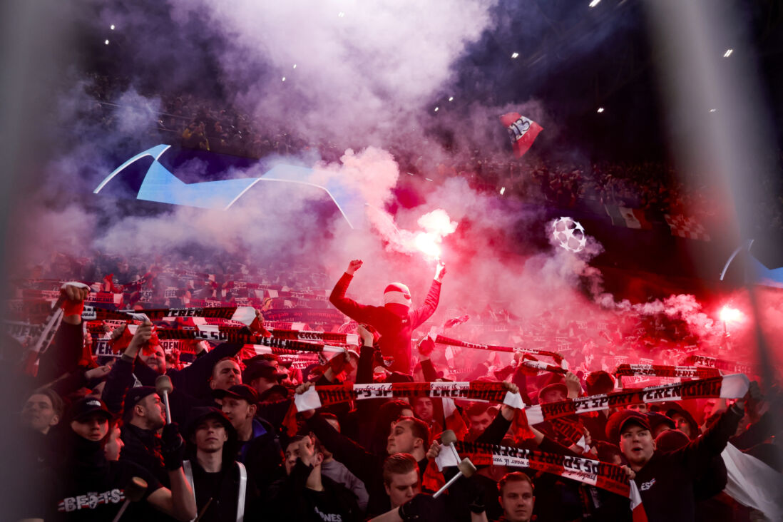 PSV-supporters in het uitvak bij Borussia Dortmund
