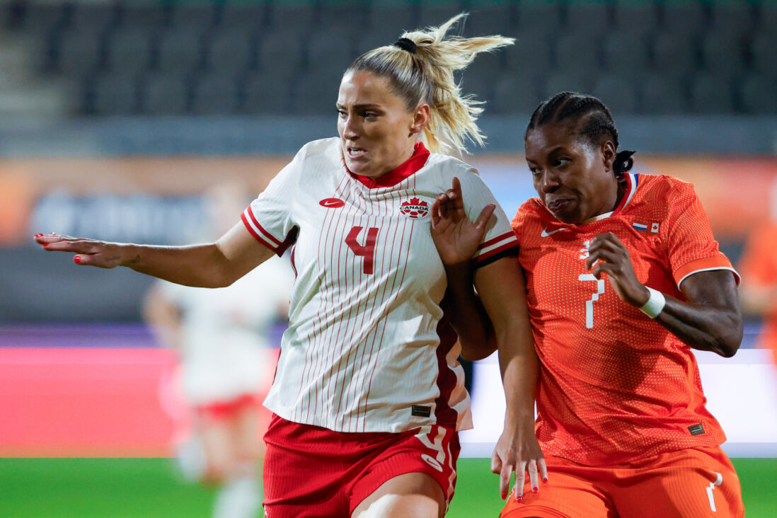 Lineth Beerensteyn in duel met Shelina Zadorsky