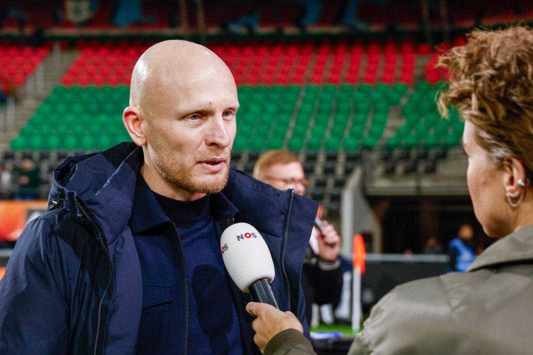 Arjan Veurink spreekt met Rivkah op het Veld (NOS)