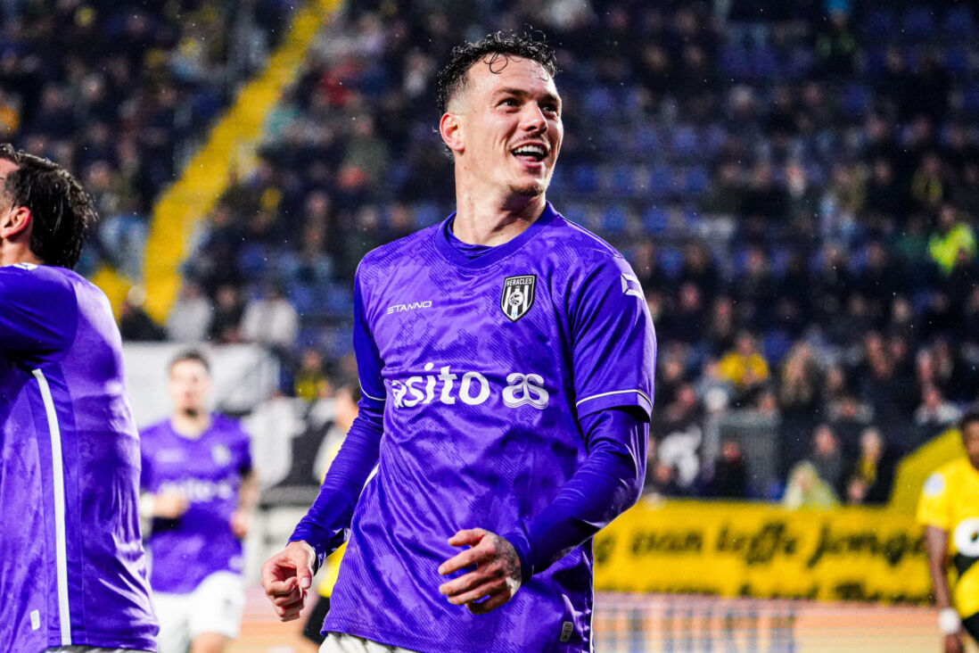 Jizz Hornkamp viert zijn treffer tegen NAC