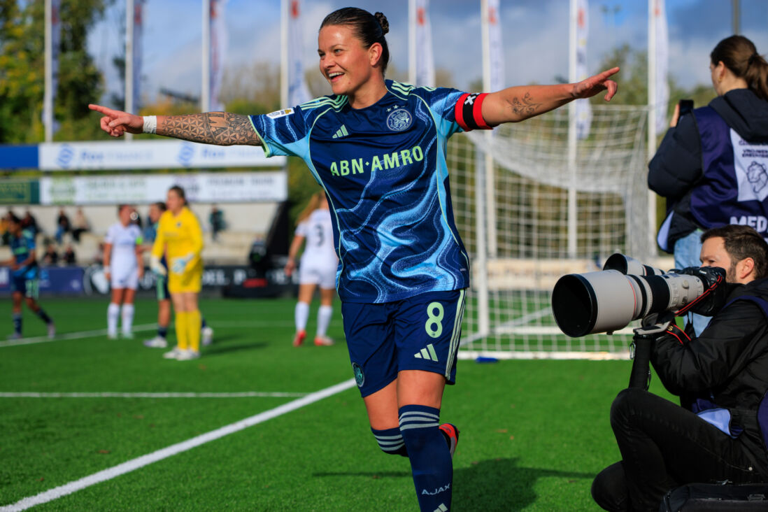 Sherida Spitse juicht