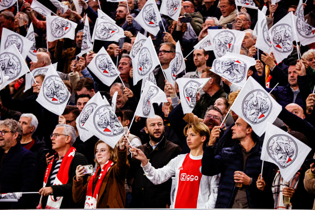 Fans van Ajax tijdens het duel tegen Galatasaray