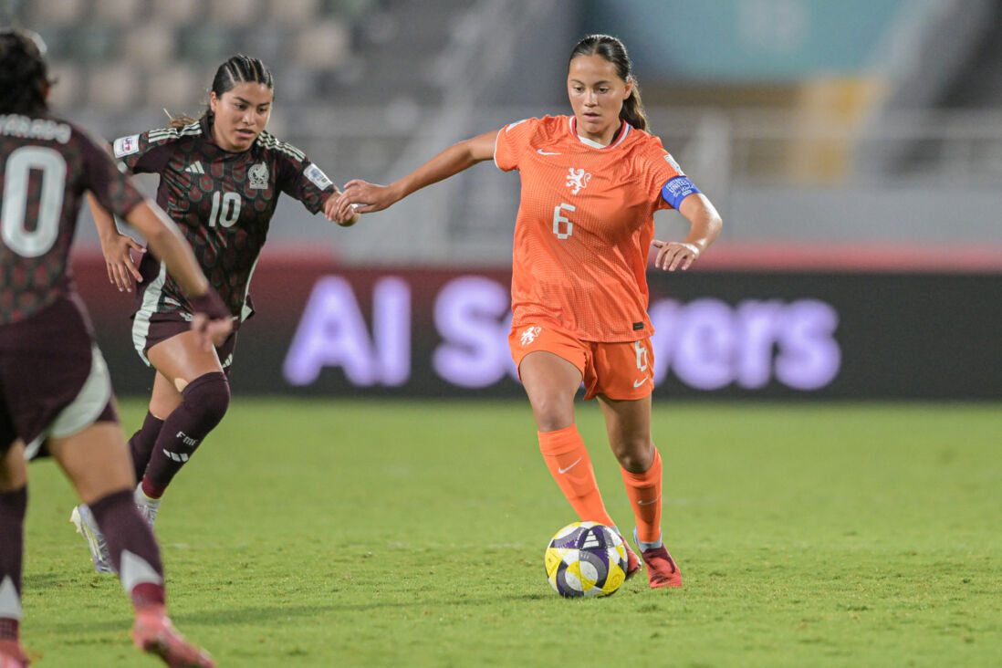 Oranje O17-captain Rosalie Renfurm in actie tegen Mexico