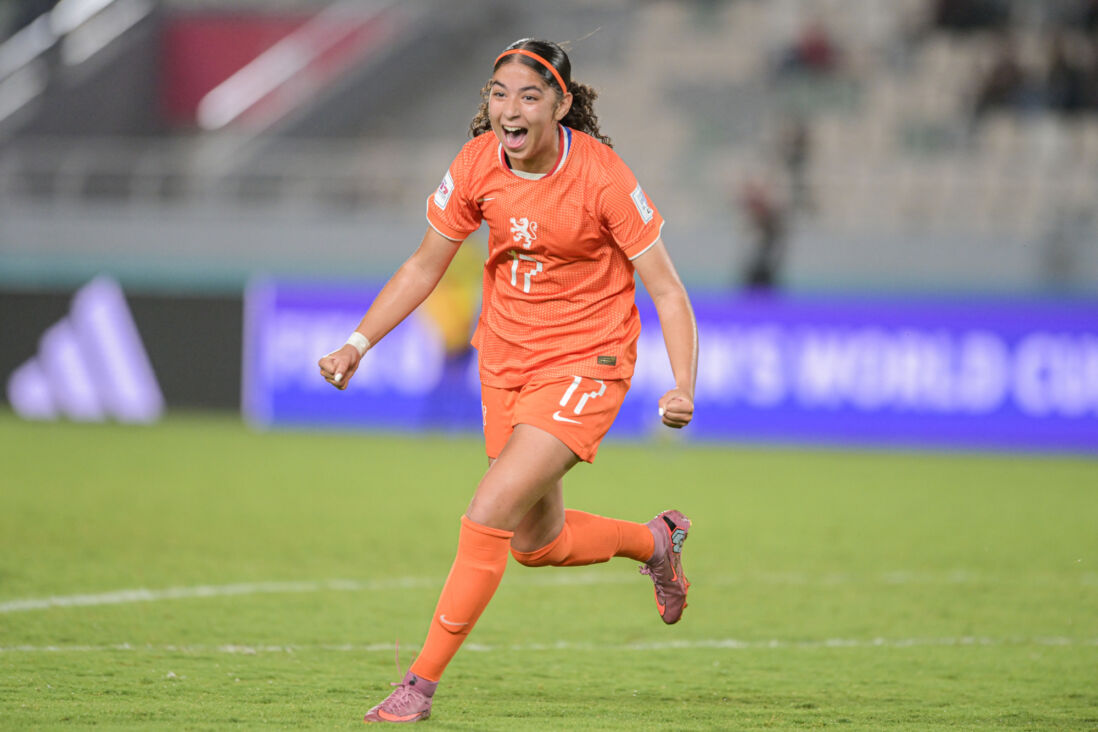 Lina Touzani juicht na haar goal voor Oranje O17