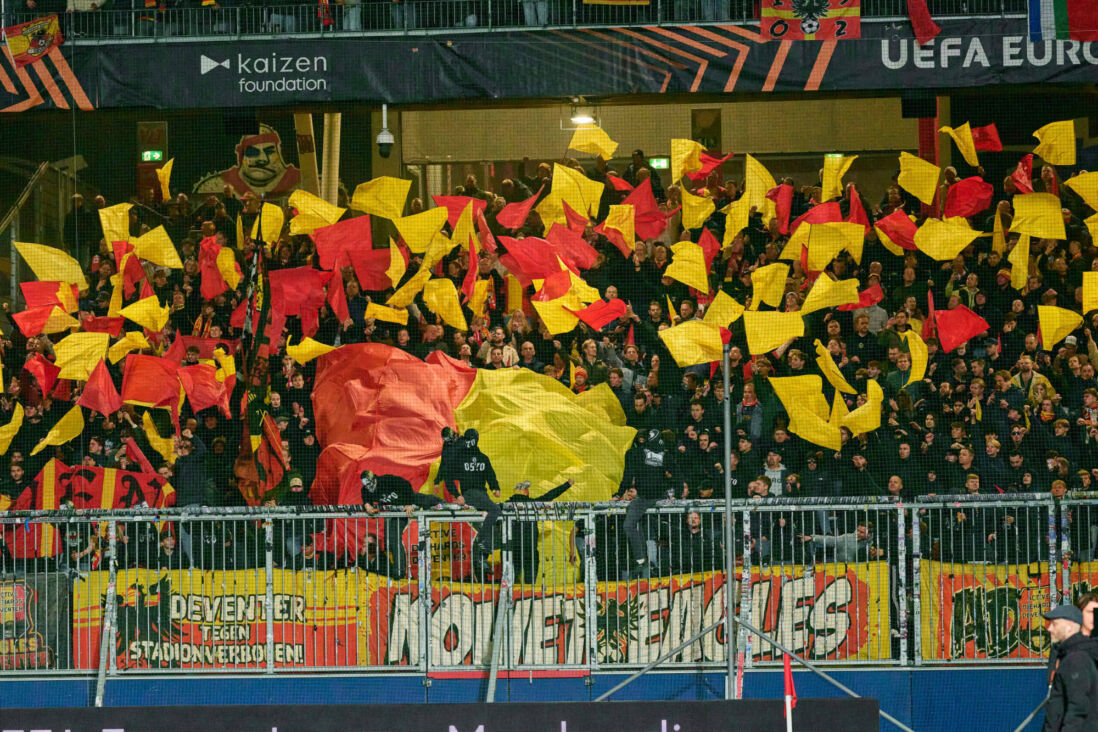 Supporters van Go Ahead Eagles in het uitvak bij RB Salzburg