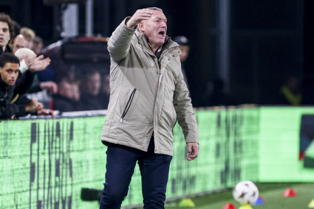 Ron Jans langs de lijn