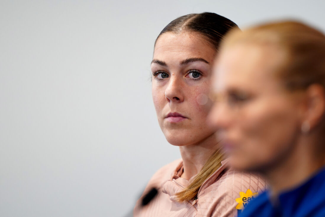 Mary Earps kijkt naar Sarina Wiegman tijdens een persmoment