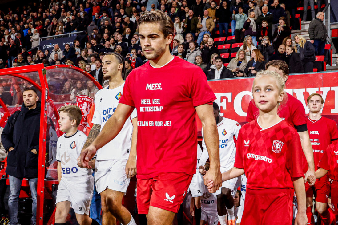 De spelers van FC Twente met een speciaal shirt voor Mees Hilgers