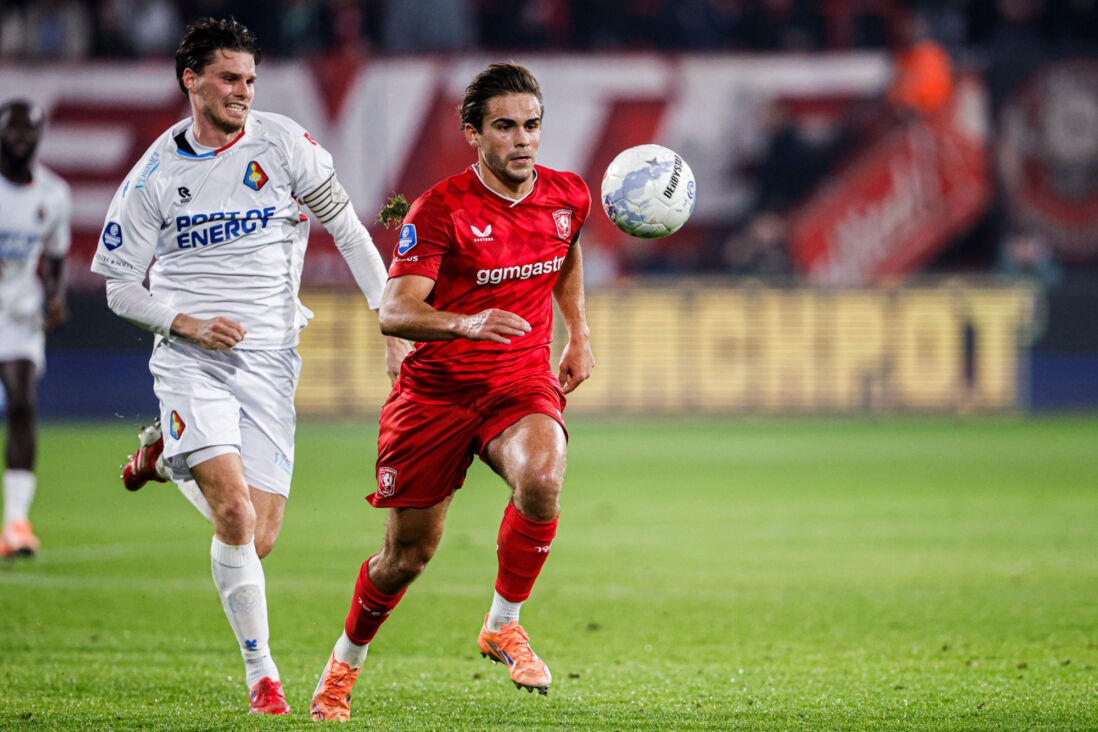 Bart van Rooij wordt geachtervolgd door Danny Bakker