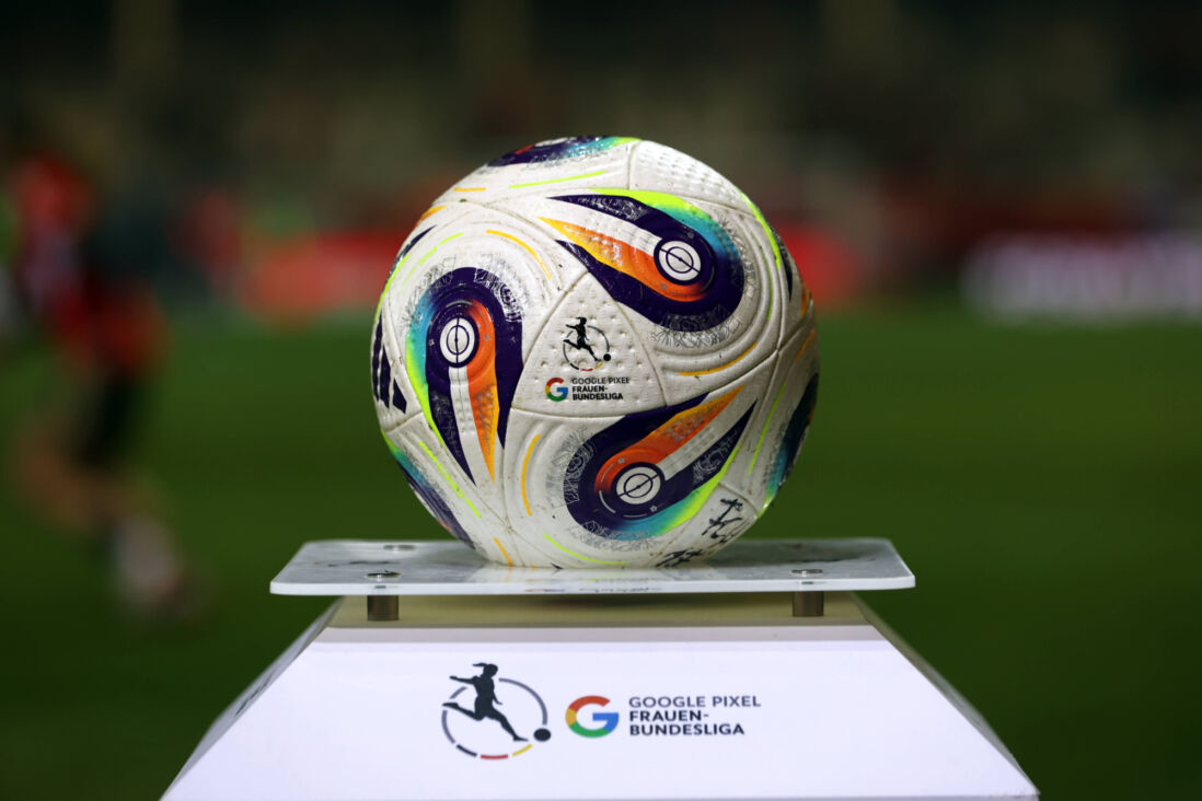 Een bal in de Bundesliga