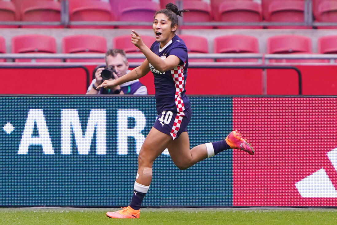 Chimera Ripa juicht na een goal voor PSV