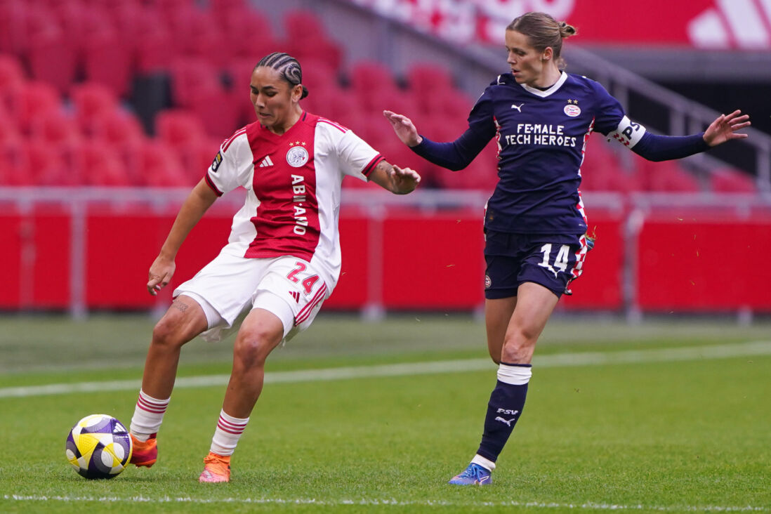 Daliyah de Klonia (Ajax) en Laura Strik (PSV)