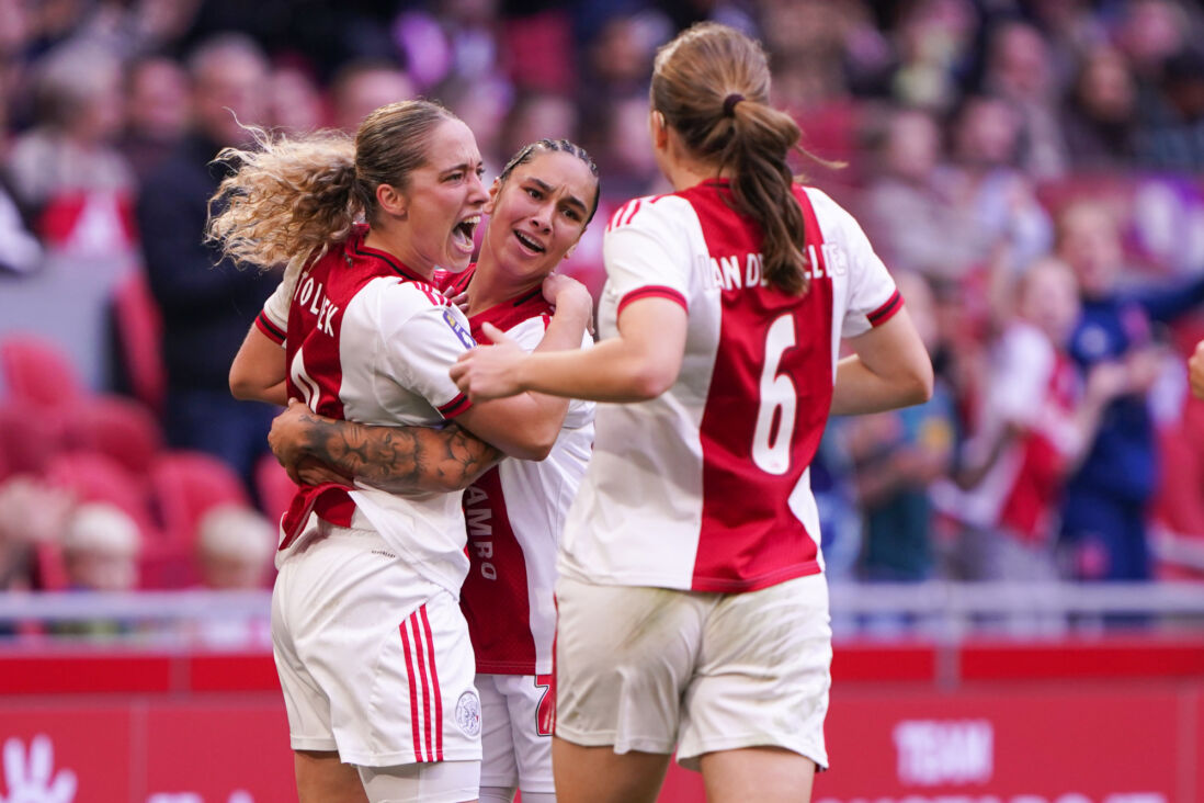 Ajax juicht na een goal