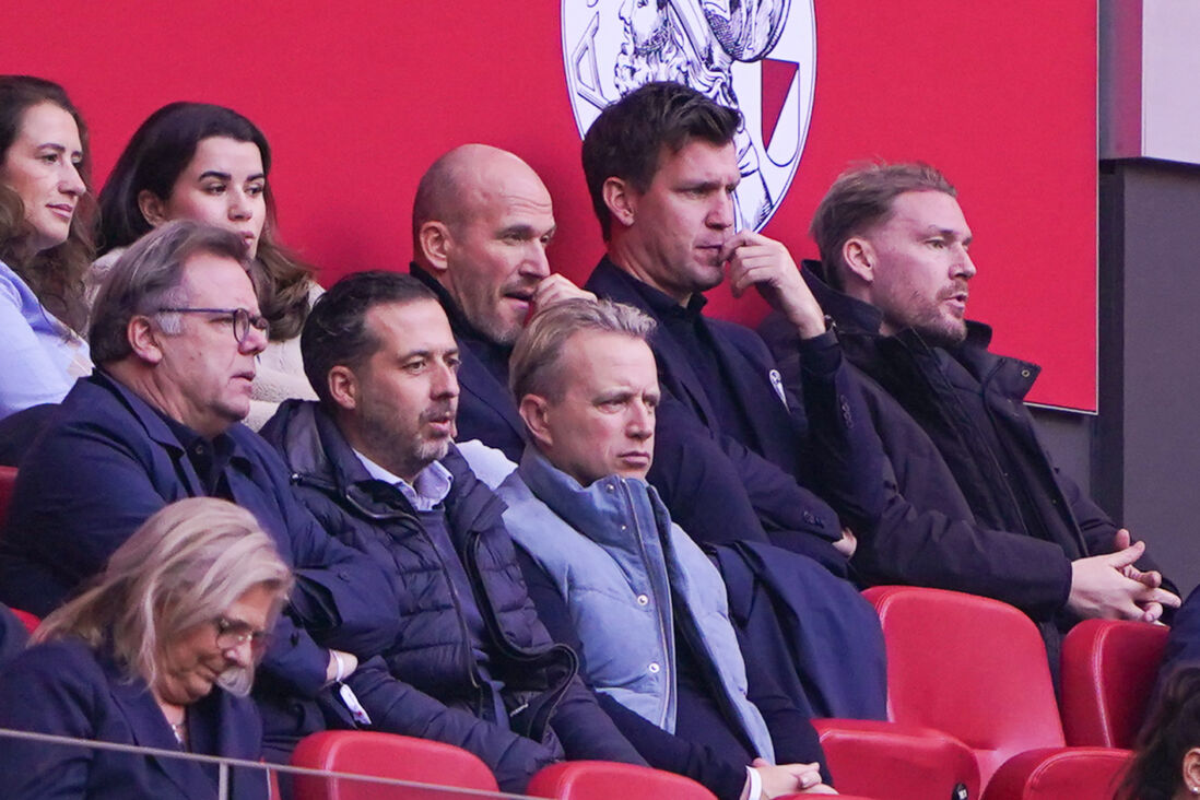 Het bestuur van Ajax met in het midden Alex Kroes