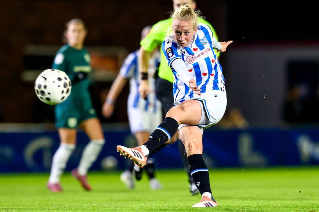 Inessa Kaagman met een schot