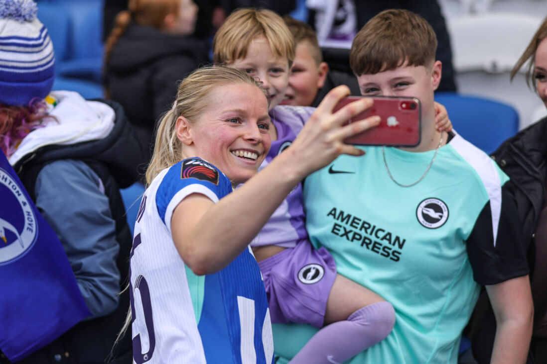 Nadine Noordam poseert met fans van Brighton & Hove Albion