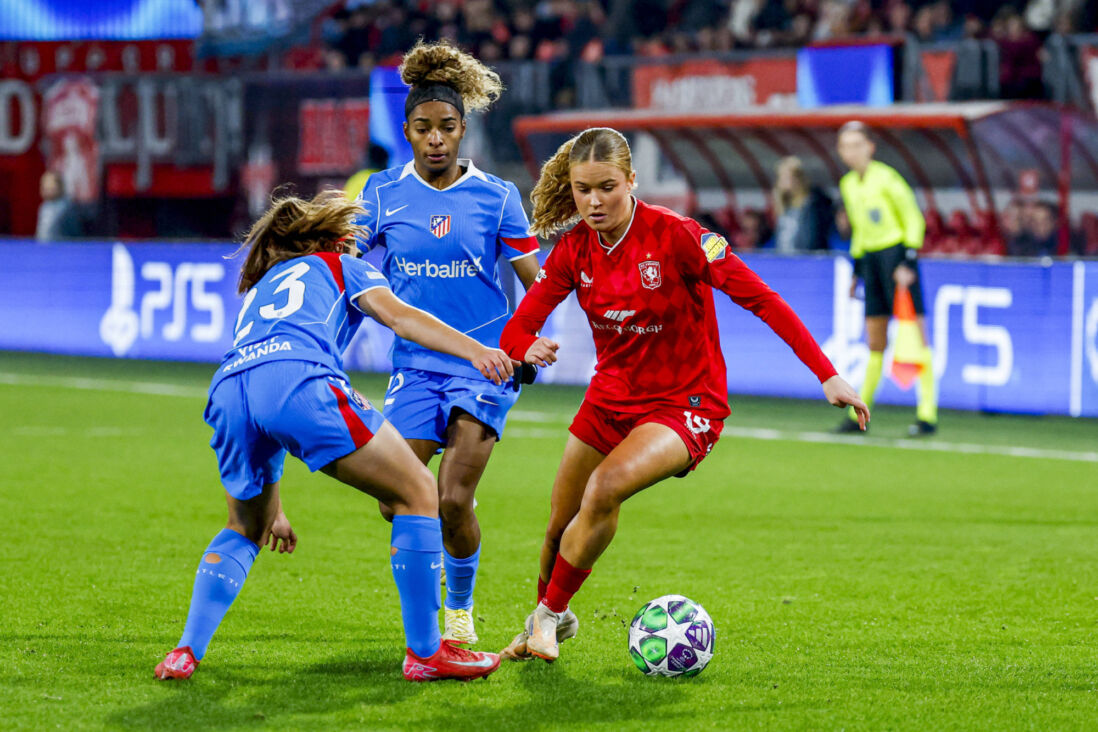 Sophie Proost (FC Twente) in actie tegen Atlético Madrid