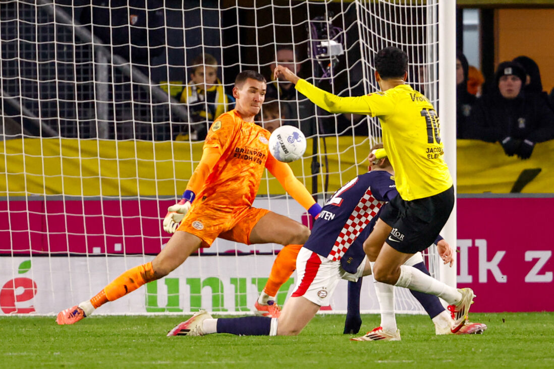 Matej Kovar brengt redding op een inzet van Mohamed Nassoh