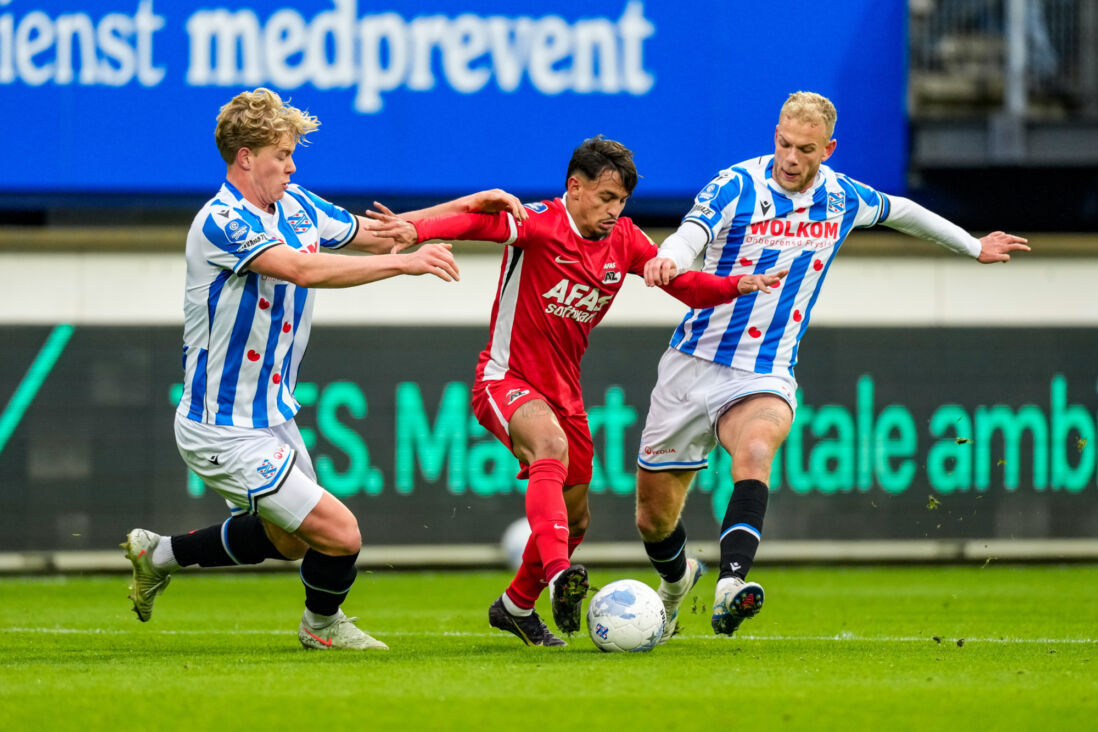 Maas Willemsen en Luuk Brouwers in duel met Weslley Patati