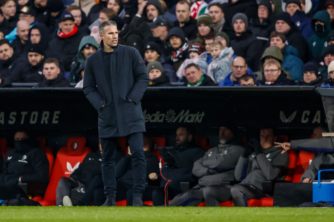 Robin van Persie langs de lijn in De Kuip