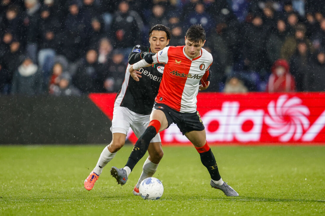 Een duel tussen Kodai Sano (NEC) en Anel Ahmedhodzic (Feyenoord)
